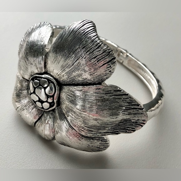 Jewelry - 🎉🎉Chunky Silver Tone Flower Bracelet